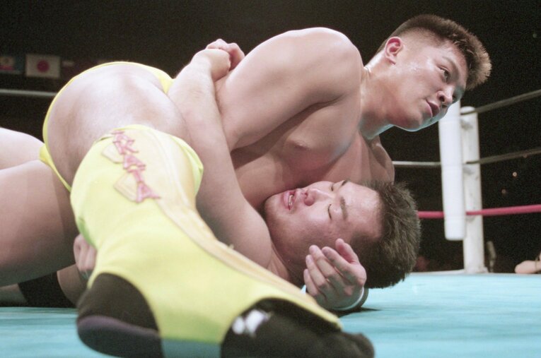 前田日明“伝説の控え室ボコボコ事件”の1995年5月20日。坂田亘（上）と対戦する鶴巻伸洋。この試合後に事件が起きた ／ photograph by Tokyo Sports