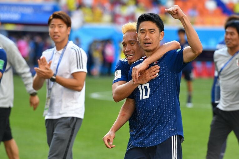 2018年ロシアW杯でコロンビアを撃破してガッツポーズを見せる香川真司。サポートメンバーとして同行した浅野拓磨（後方）らの思いを背負ってピッチに立っていた　©︎JMPA