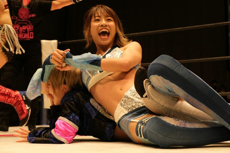 アクトリングで勝利したホシキアリサ（右）