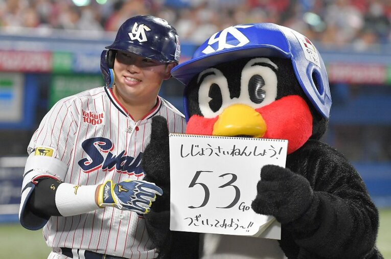 9月9日の広島戦で、野村克也・落合博満超えとなる53号ホームランを放った村上宗隆（22歳） ／ photograph by Sankei Shimbun
