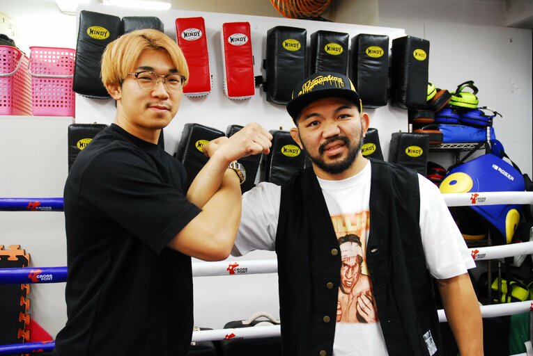 対戦した井上と一緒に「共闘」で施設を訪問　©Tetsuya Urabe