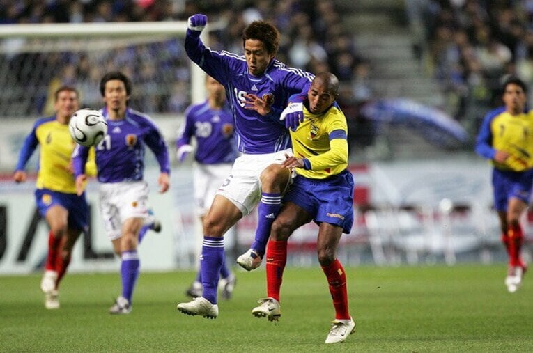 屈強な相手に激しくチャージする福西崇史 ／ photograph by Naoya Sanuki