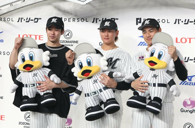 ヒーローインタビューで笑顔で撮影に応じる（右から）西川史礁、山本大斗、種市篤暉　©JIJI PRESS