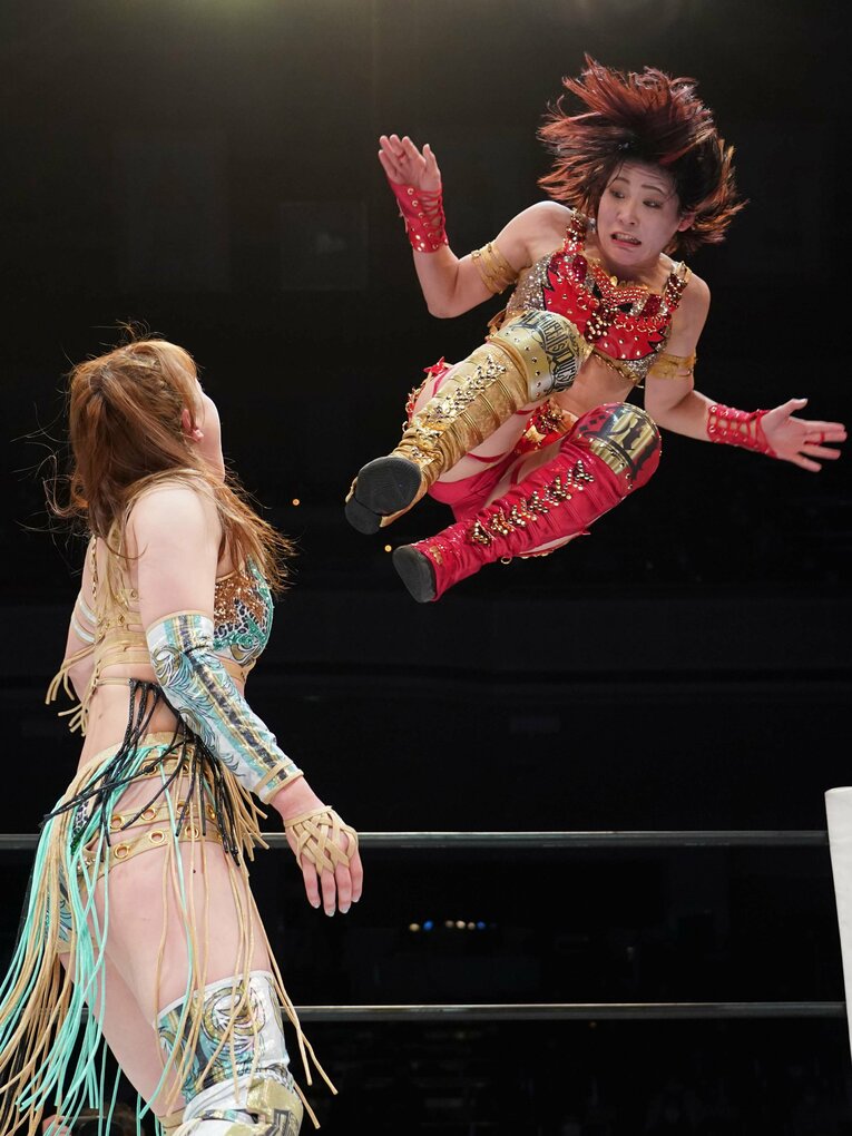 上谷沙弥にミサイルキックを放つ林下詩美　©Essei Hara