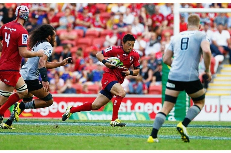 果敢なアタックを仕掛けるレッズ時代の五郎丸　©Getty Images