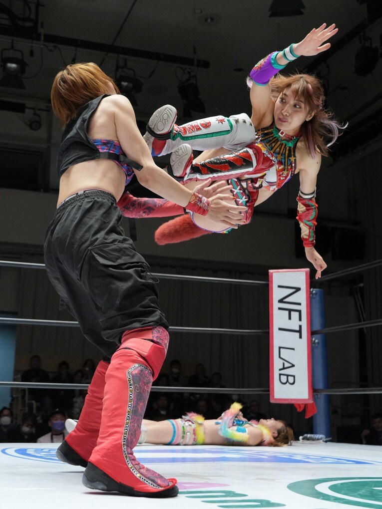 朱里にドロップキックを見舞う向後桃　©Essei Hara