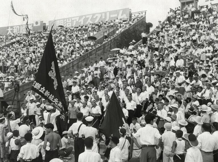 1955年夏の甲子園。スタンドを埋めた新庄北の大応援団　©Asahi Shimbun