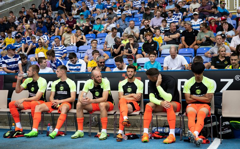 2022年夏、レンタル移籍先からブライトンに復帰した三笘（一番右）。当時はプレシーズンマッチでもベンチが多かった　©AFLO