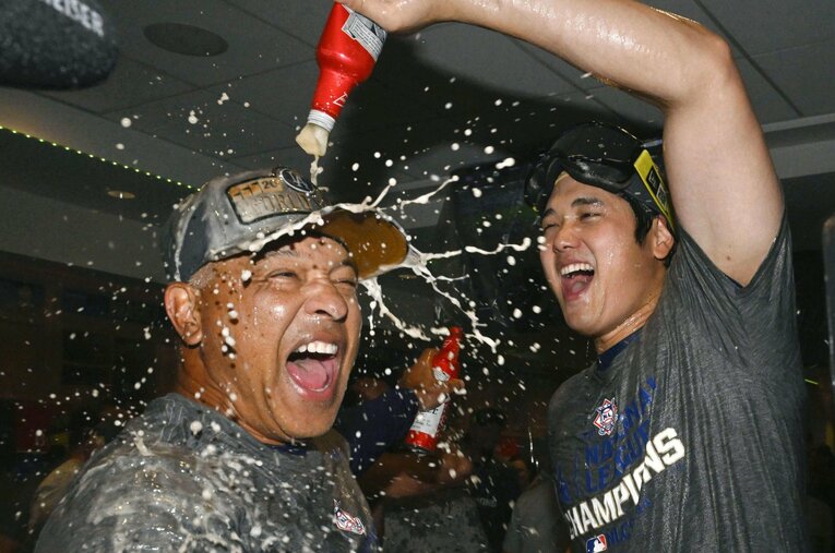 リーグ優勝直後、デーブ・ロバーツ監督（52歳）の頭からビールをかける大谷翔平　©KYODO