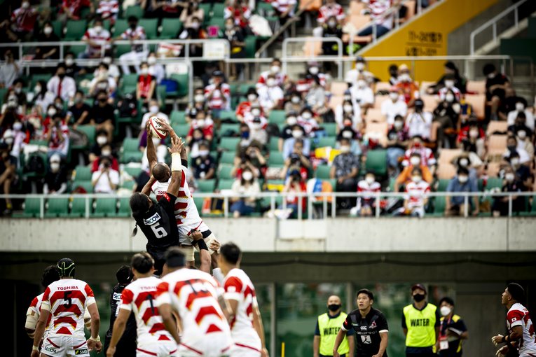 ラインアウトの競り合い　©︎Kiichi Matsumoto