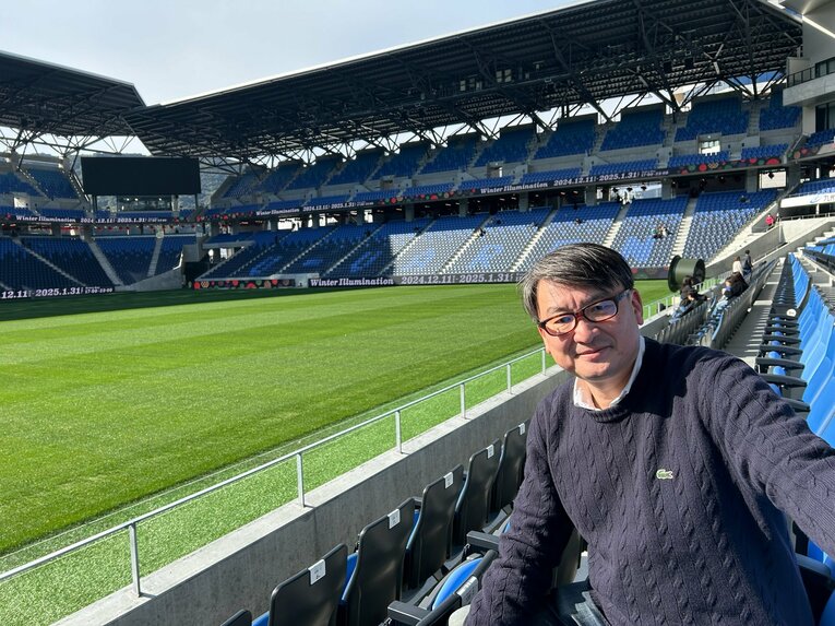 昨秋に開場した複合施設「長崎スタジアムシティ」の中心にあるPEACE STADIUM。この日はマッチデイではなかったため、スタジアムを自由に散策できた　©Jun Ikushima