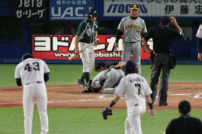 9月3日のヤクルト対阪神戦の9回、ヤクルト・山本大貴の投じた一球が阪神・近本光司の右脇腹を直撃。近本はうずくまり、交代を余儀なくされた ／ photograph by SANKEI SHIMBUN
