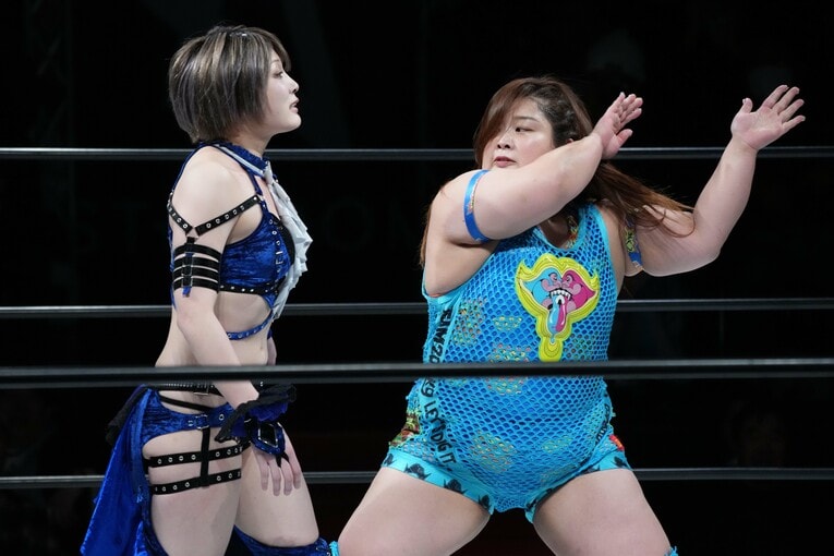 優宇のチョップを受ける安納サオリ　©Essei Hara