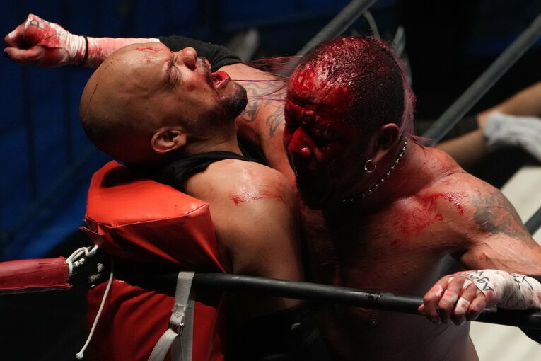 血まみれの状態でホミサイドにラリアットを放つ葛西純