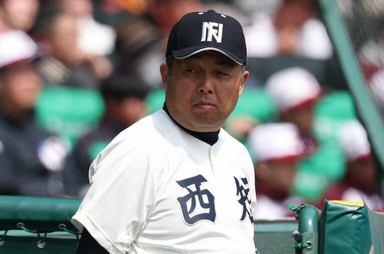 西日本短大附属を率いる西村慎太郎監督。高校時代は現日ハム監督の新庄剛志氏とチームメイトだった ／ photograph by Sankei Shimbun
