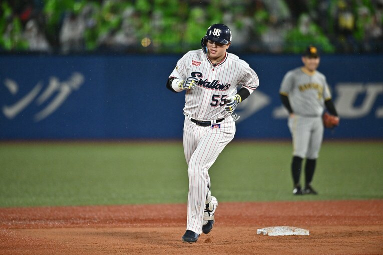CS第2戦で阪神・藤浪から逆転2ランを放ち、悠々とダイヤモンドを一周するヤクルト村上　©︎Hideki Sugiyama