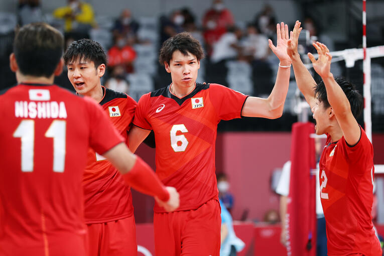 ミドルブロッカーを務めた山内晶大（6番）らとのコンビにも手応えを口にした　©︎Naoki Morita/AFLO SPORT
