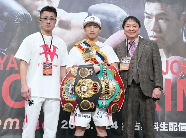 試合後の会見。左から井上真吾トレーナー、井上尚弥、大橋秀行会長　©Naoki Fukuda