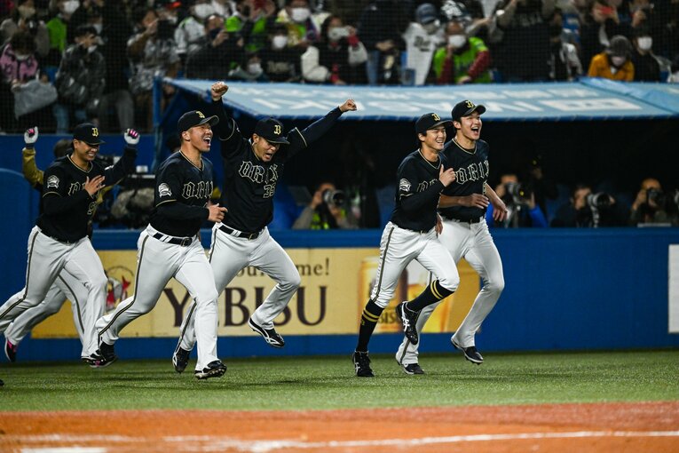 日本一を決め、ベンチから飛び出すオリックスナイン　©Nanae Suzuki
