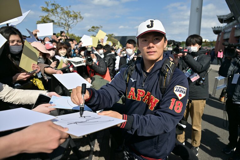 ファンにサインする山本由伸　©︎Hideki Sugiyama