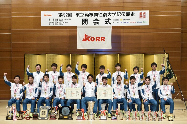 結局中村にとって唯一の箱根となったが、92回大会が最も印象深いという。前列右から2番目が中村、左から4番目は田村　©Hirofumi Kamaya