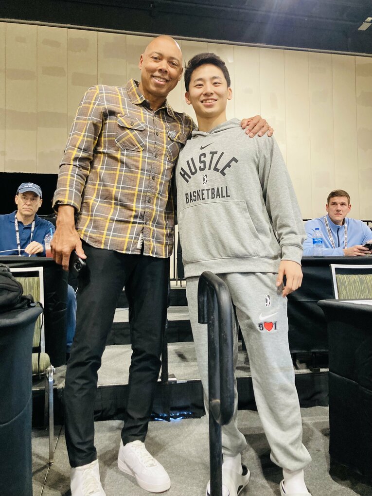 ウィンターショウケースに駆けつけた日本代表アソシエイトヘッドコーチ、コーリー・ゲインズ氏と写真に収まる河村勇輝（筆者撮影）