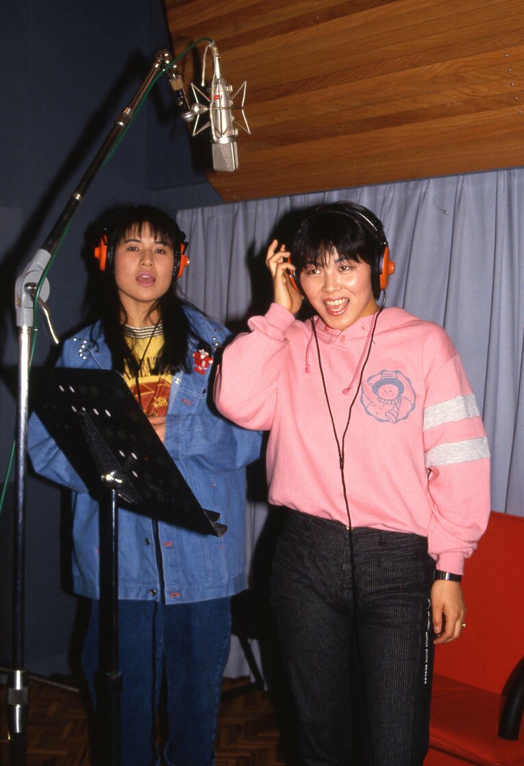 レコーディングするJBエンジェルス（右が立野さん、左が山崎さん)　©東京スポーツ新聞社