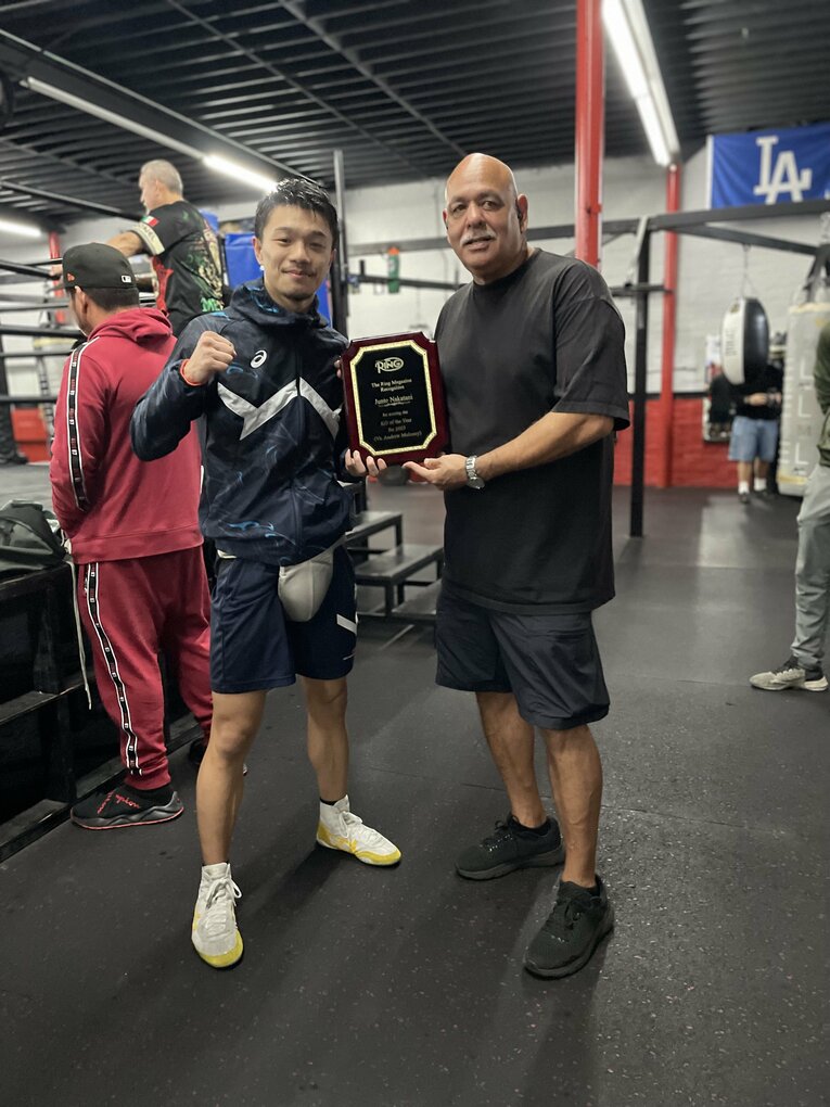 「ノックアウト・オブ・ザ・イヤー」の表彰楯を手に　©Yuriko Miyata