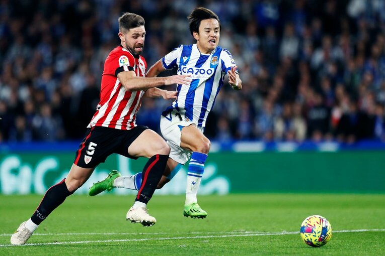 「“クボの疑惑PK”を写真で見ると」「日本代表ユニの少年も」ダービー熱狂のゴラッソ…映像で伝わりきらない“MVP久保建英”の英雄ぶり(50)