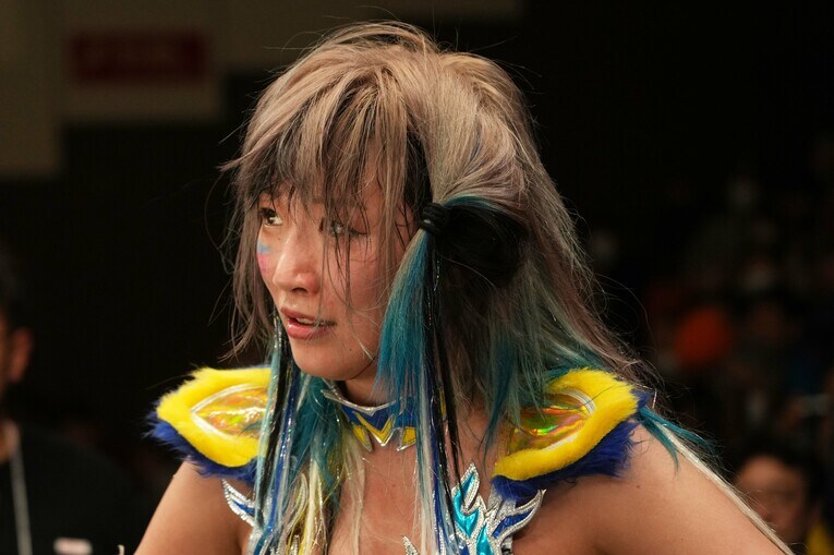 複雑な表情を見せるウナギ・サヤカ　©Essei Hara