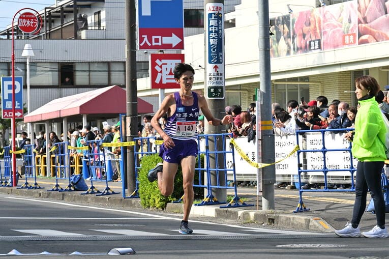 5位でゴールする駒澤大2年の菅谷希弥　©Takashi Shimizu