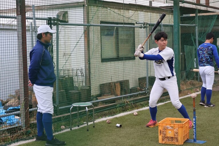 鹿児島城西高の監督に就任した道端。現在の指導風景　©Fumi Sawai