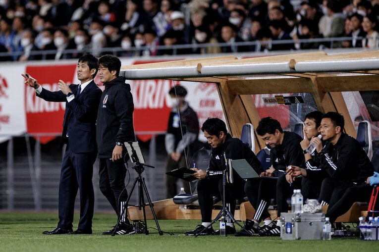 ウルグアイ戦で指揮をとる森保監督と新たに日本代表コーチに就任した名波浩　©︎Kiichi Matsumoto/JMPA