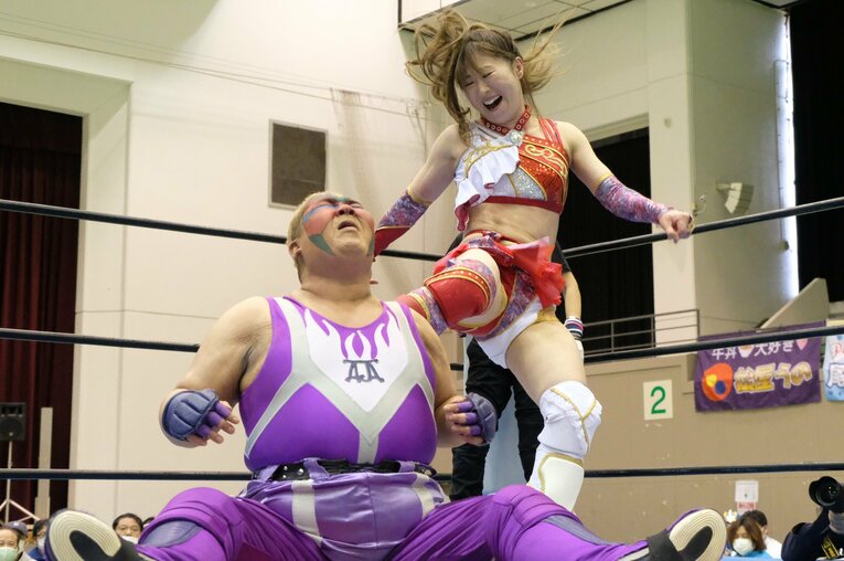 アジャコングに蹴りを入れる