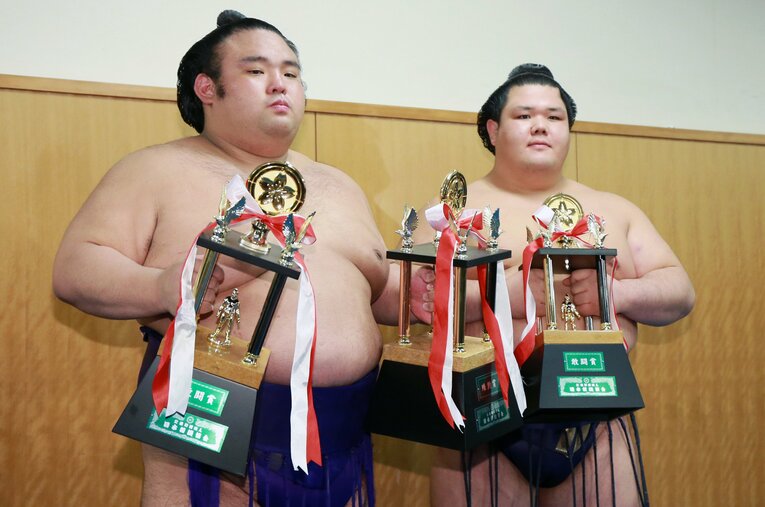 2018年九州場所で初優勝を飾った小結・貴景勝（左）。前頭13枚目・阿武咲も中盤まで優勝戦線に絡み、敢闘賞を受賞した　©JIJI PRESS