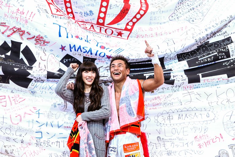 魔娑斗と妻の矢沢心の2ショット