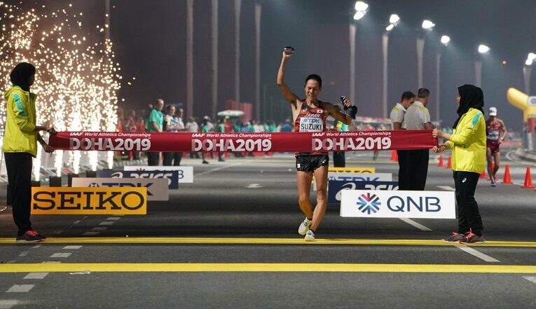 過酷な50kmを耐え切って、ゴールする鈴木　©Avalon/JIJI PRESS