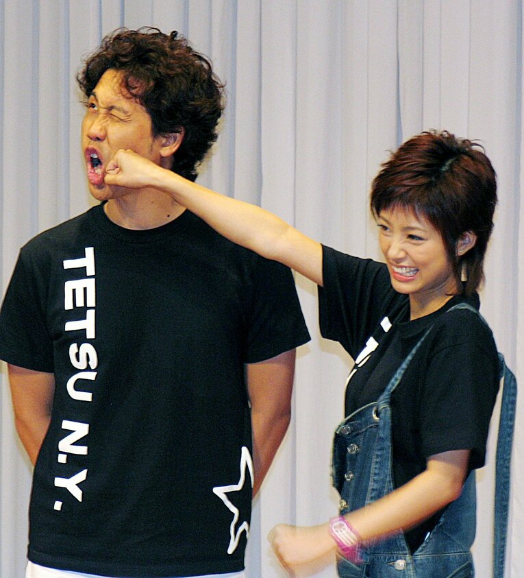 大泉洋にパンチを浴びせる一幕も　©JIJI PRESS