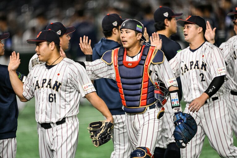 勝利のハイタッチの列で安堵した表情を見せる若月　©Nanae Suzuki