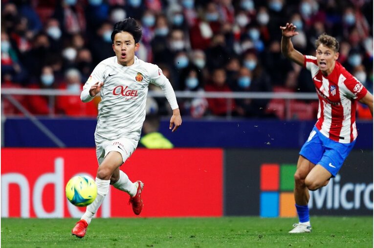 久保建英が“鉄壁アトレティコDF”をミスらせた　今季初ゴール写真に感じる「タケの厄介さ」とは〈撮影者の視点〉(37)
