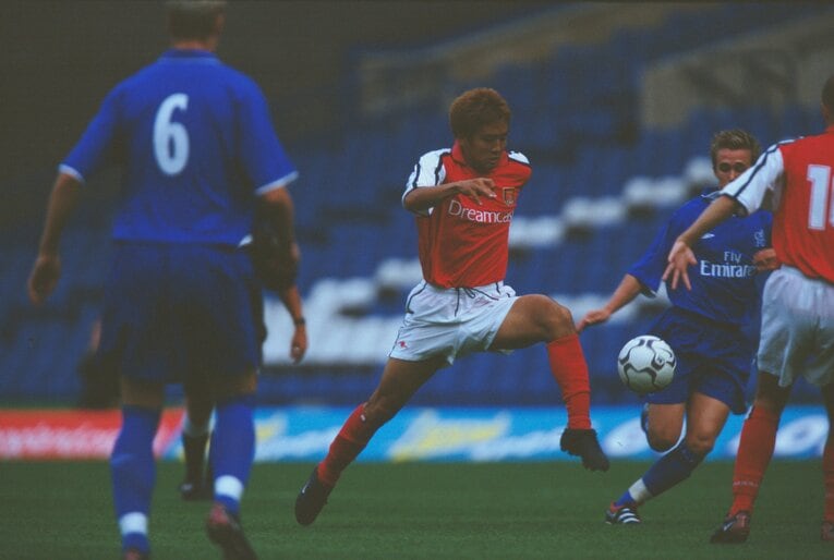 アーセナル時代、リザーブリーグのチェルシー戦でプレーする稲本　©Kazuaki Nishiyama