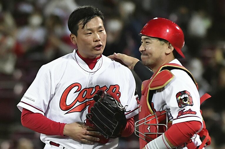 9回打ち切りの中で、栗林が見せる安定した投球はカープにとって心強いはずだ ／ photograph by Kyodo News