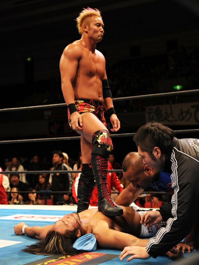 棚橋弘至に勝利したオカダ・カズチカ。2012年2月12日、大阪府立体育会館　©Essei Hara