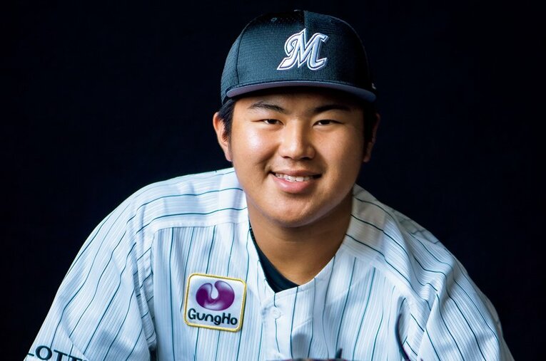 佐々木朗希の今季の全投球を受け止めている18歳のルーキー捕手・松川虎生 ／ photograph by Asami Enomoto