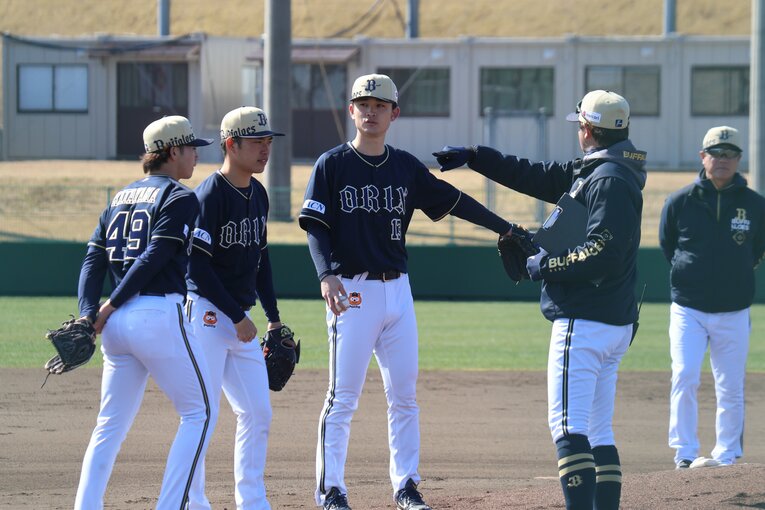 キャンプで指導を受ける寺西。「同級生のライバル」山下にどこまで近づけるか　©Fumi Sawai