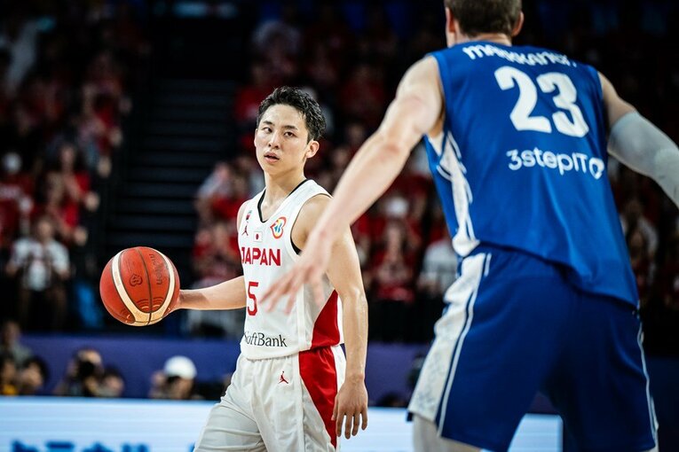 フィンランドのNBAプレイヤー、マルカネンとは実に40cmの身長差！　©FIBA