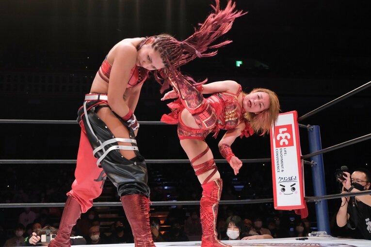 ハイキックや張り手など、激しい打撃の応酬となった