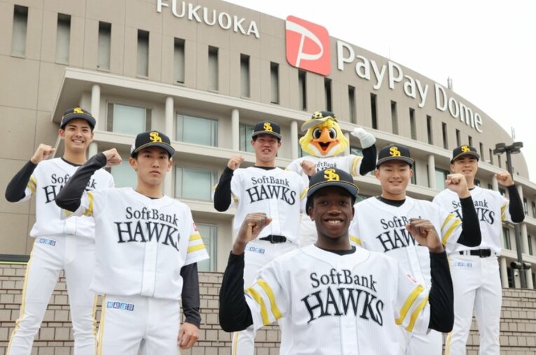 2022年ドラフトで指名されたイヒネ・イツア（手前中央）ら新入団選手　©JIJI PRESS ／ photograph by JIJI PRESS