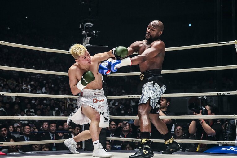 那須川の左拳がメイウェザーの顔面をかすめた瞬間、リングの空気は一変した　©RIZIN FF Susumu Nagao