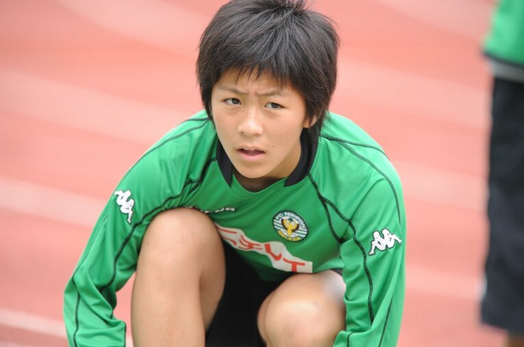 ベレーザ時代の岩渕真奈（2009年、当時16歳）。女子サッカーに長く貢献してきたドリブラーは、9月8日の引退会見でどんな言葉を残すのだろうか ／ photograph by Hitoshi Mochizuki/AFLO
